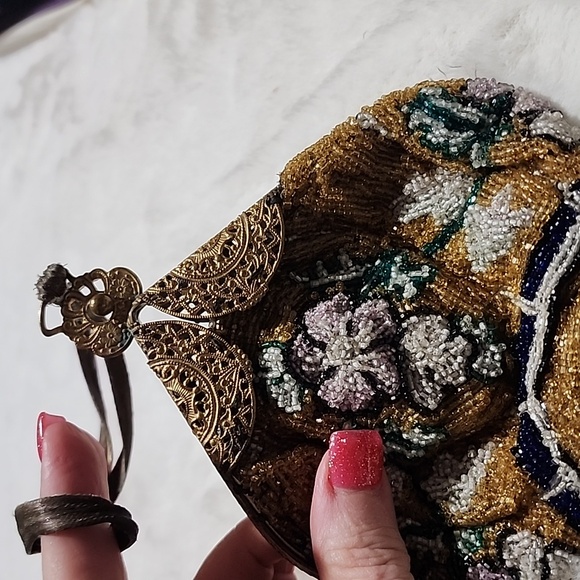 VINTAGE  BEADED HAND BAG. - Picture 7 of 10